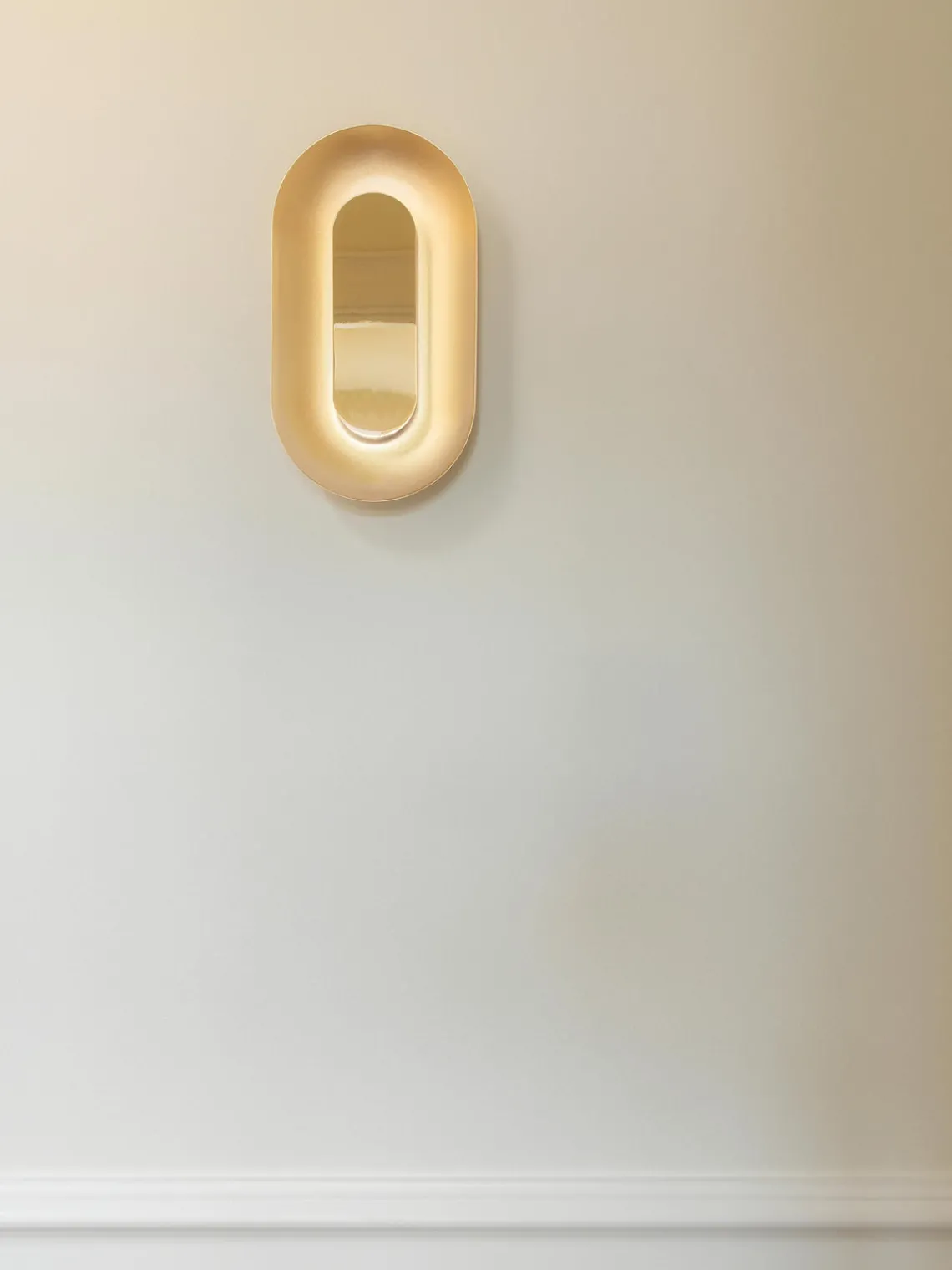 Outlet Nuura Applique murale LED Sasi, intensité lumineuse variable Doré