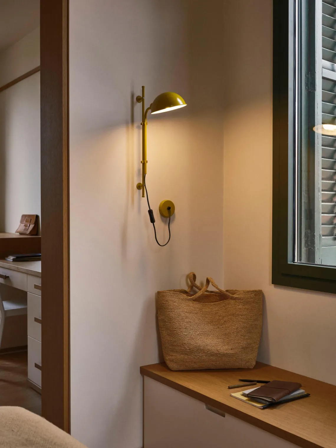 New Marset Applique murale orientable avec prise secteur Funiculí Jaune moutarde, haute brillance