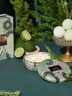 Outlet Voluspa Bougie parfumée artisanale à trois mèches Japonica Collection (cyprès, baies de genièvre, feuilles de menthe & bois) Cyprès blanc, baies de genièvre, feuilles de menthe & bois