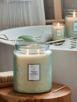 Online Voluspa Bougie parfumée artisanale à deux mèches Japonica Collection (bois de cade, verveine & lavande) Bois de cade français, verveine & lavande bulgare