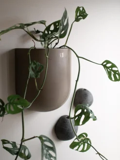 Sale DBKD Cache-pot mural Cut, larg. 21 cm Taupe, mat