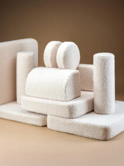 Hot Wigiwama Canapé modulable enfant en tissu peluche Sugar Peluche blanc cassé