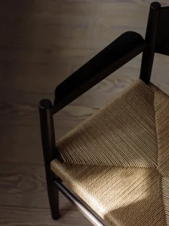 Hot Mater Chaise à accoudoirs en bois de hêtre avec assise tressée faite main Nestor Beige clair, bois de hêtre noir laqué
