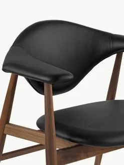 Outlet GUBI Chaise à accoudoirs en bois de noyer Masculo Cuir noir, bois de noyer