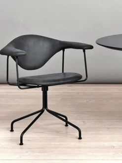 Clearance GUBI Chaise de bureau pivotante en cuir Masculo