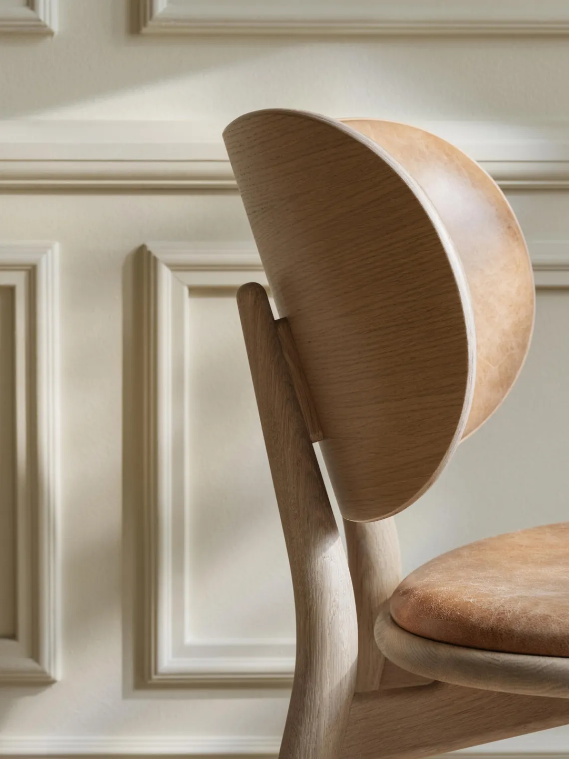 Discount Mater Chaise en bois artisanale avec assise en cuir Rocker Cuir beige, bois de chêne clair