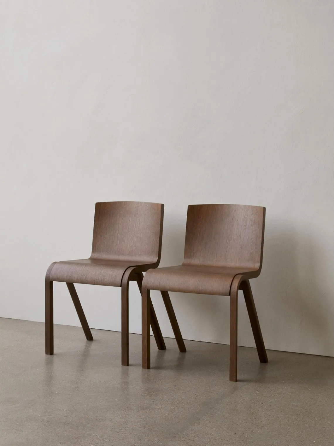Online Audo Copenhagen Chaise en bois de chêne Ready Dining Bois de chêne foncé laqué