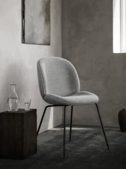 Fashion GUBI Chaise rembourrée Beetle Tissu gris clair, noir mat