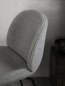Fashion GUBI Chaise rembourrée Beetle Tissu gris clair, noir mat