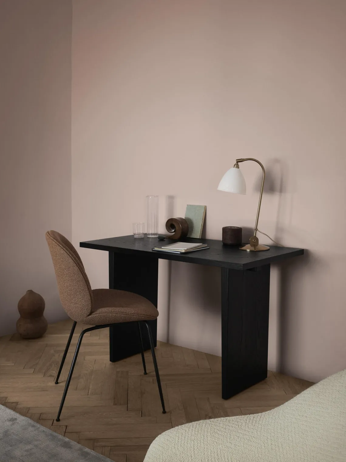 Clearance GUBI Chaise rembourrée Beetle Tissu terracotta, noir mat