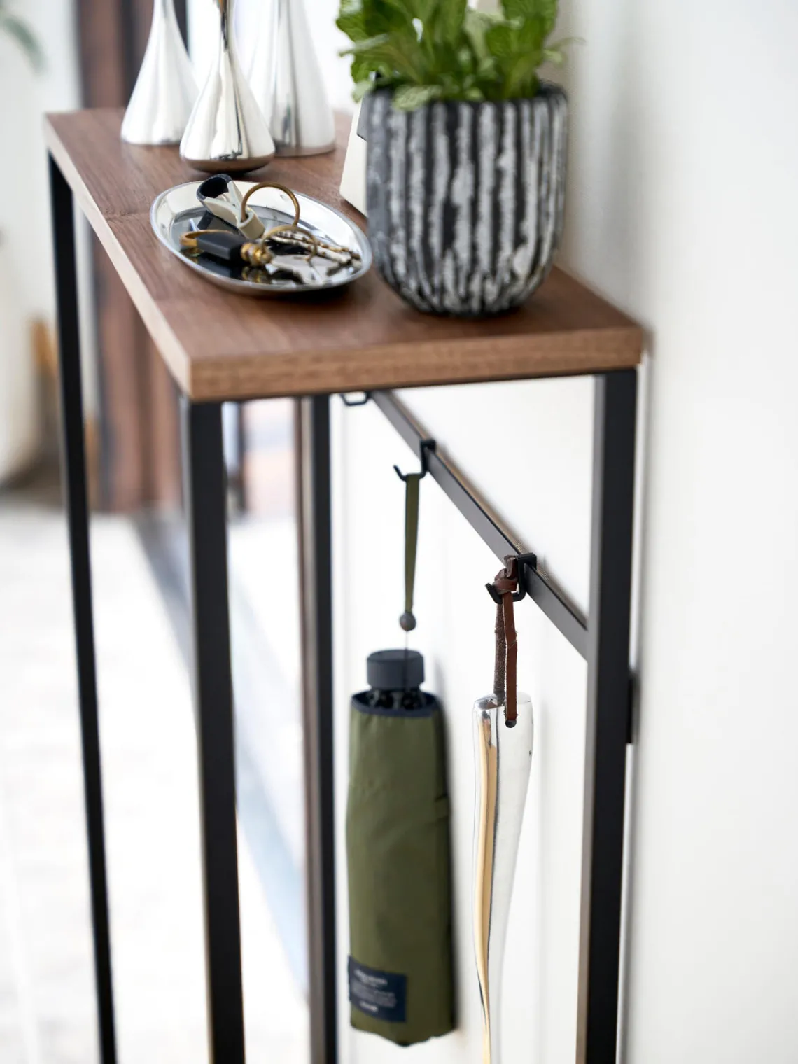 Clearance Yamazaki Console étroite Tower Noir, bois foncé