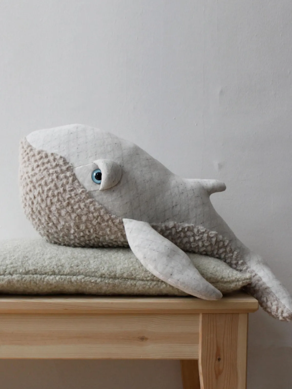Sale BigStuffed Coussin peluche artisanal Whale Blanc