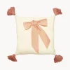 Online Cam Cam Copenhagen Coussin peluche en coton bio avec houppes Bows