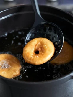 Discount Staub Écumoire en acacia Cook Noir, bois clair