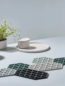 Discount Zone Denmark Dessous-de-plat en silicone Triangle, 2 pièces Vert sauge