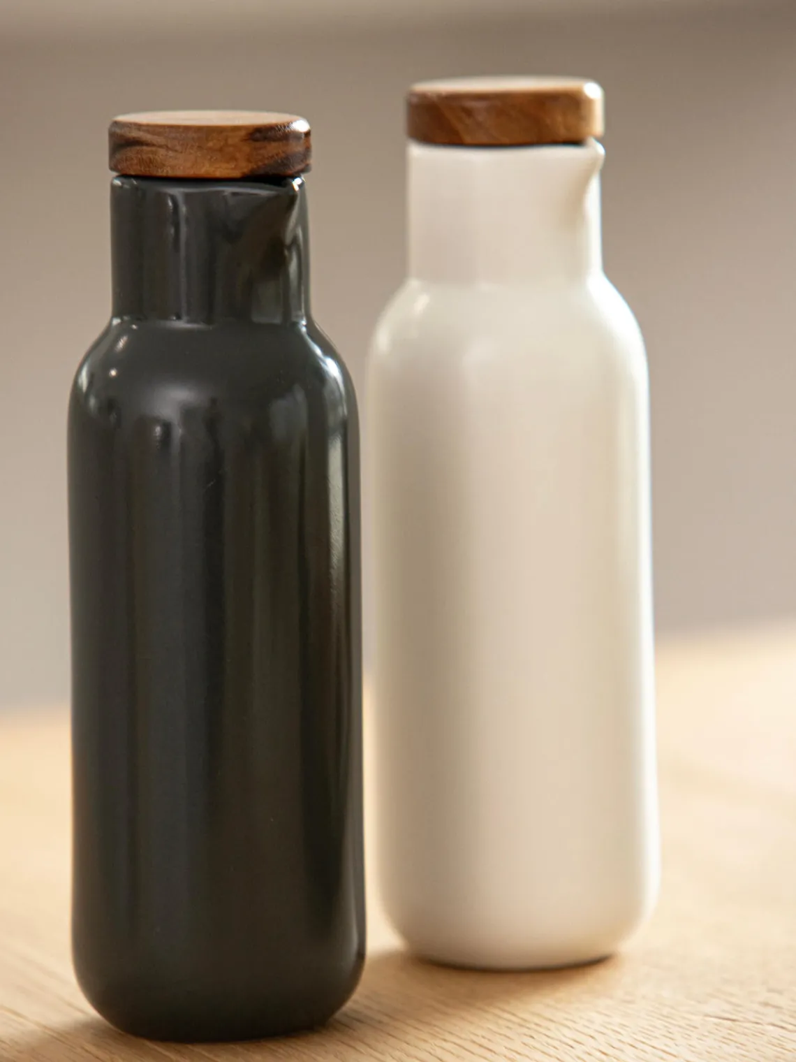 Hot ladelle Distributeurs pour vinaigre et huile en porcelaine Essentials, 2 élém.