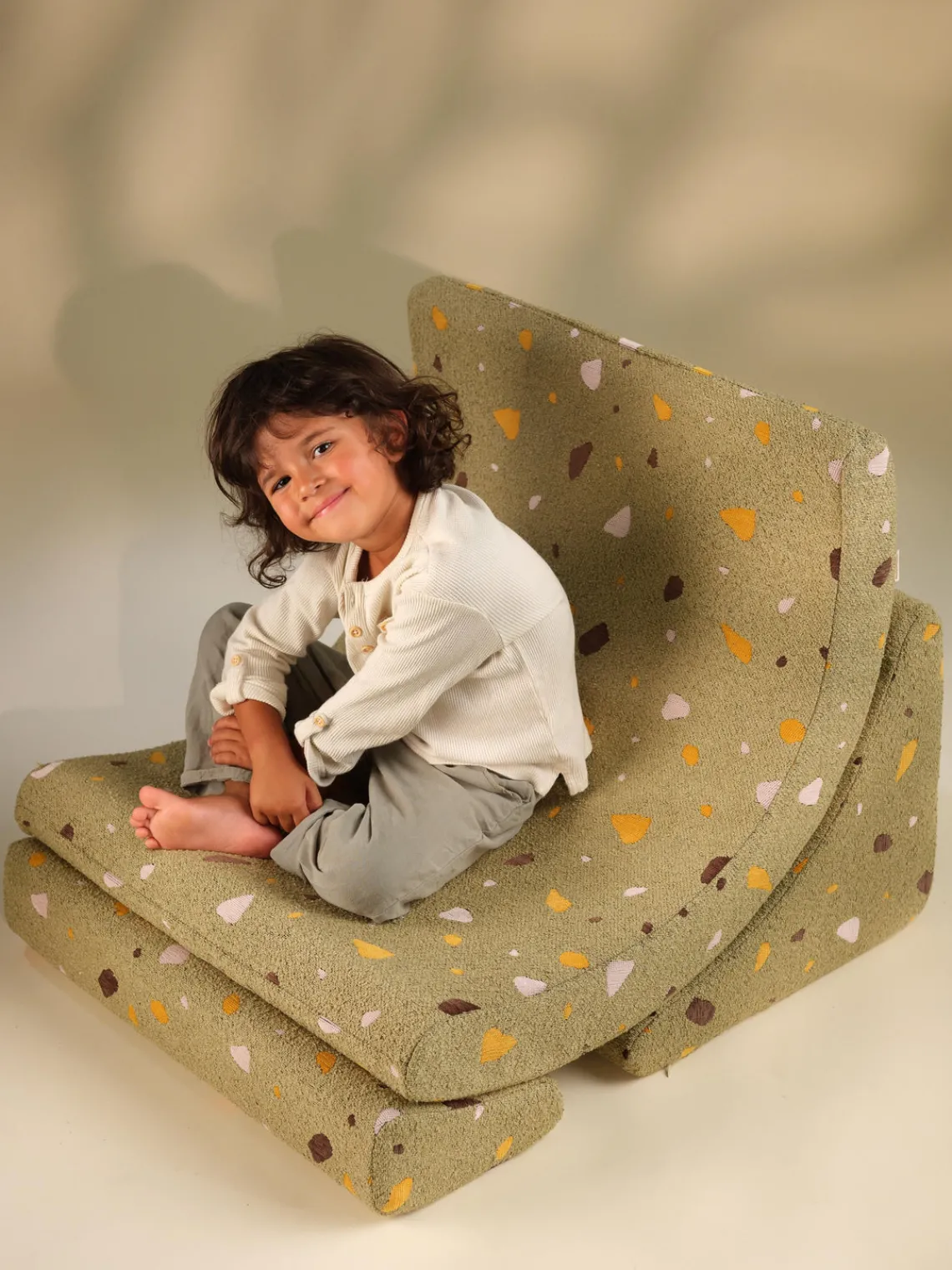 Best Wigiwama Fauteuil en bouclette pour enfants fait main Moon Bouclette vert olive, aspect terrazzo