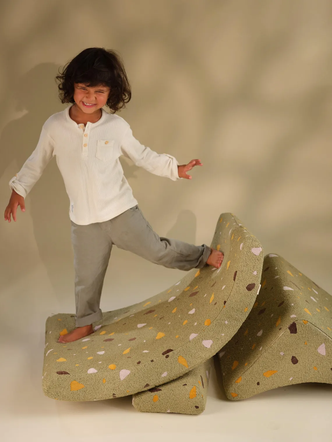 Best Wigiwama Fauteuil en bouclette pour enfants fait main Moon Bouclette vert olive, aspect terrazzo