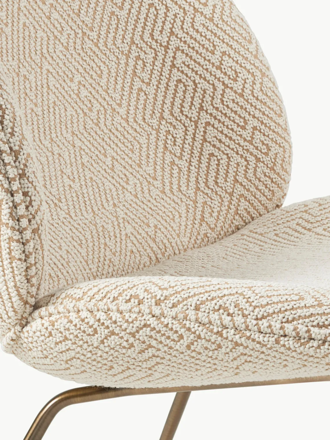 Outlet GUBI Fauteuil lounge Beetle Tissu beige clair, doré avec finition antiquaire