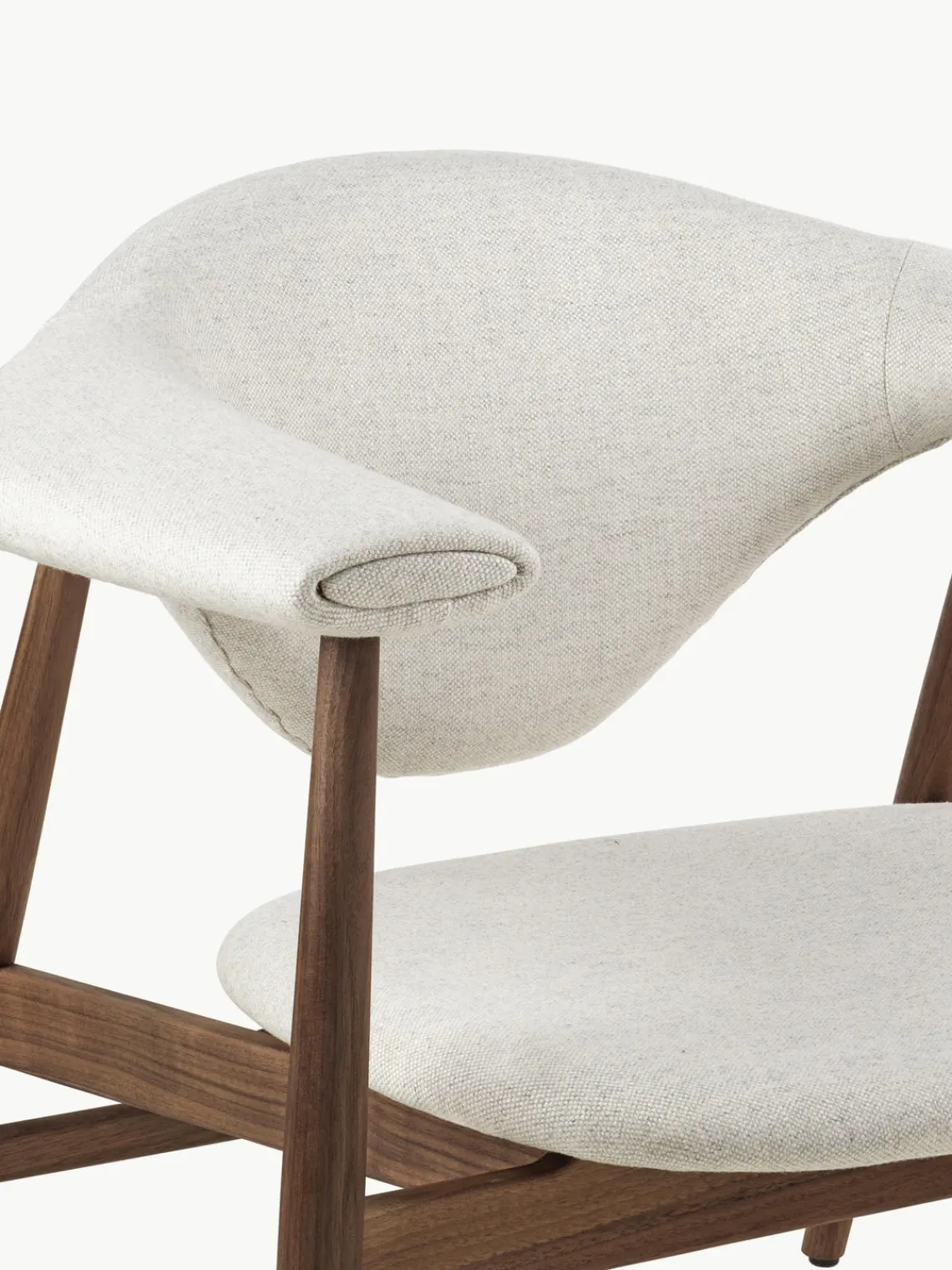 Best GUBI Fauteuil lounge en noyer Masculo Tissu blanc cassé, bois de noyer