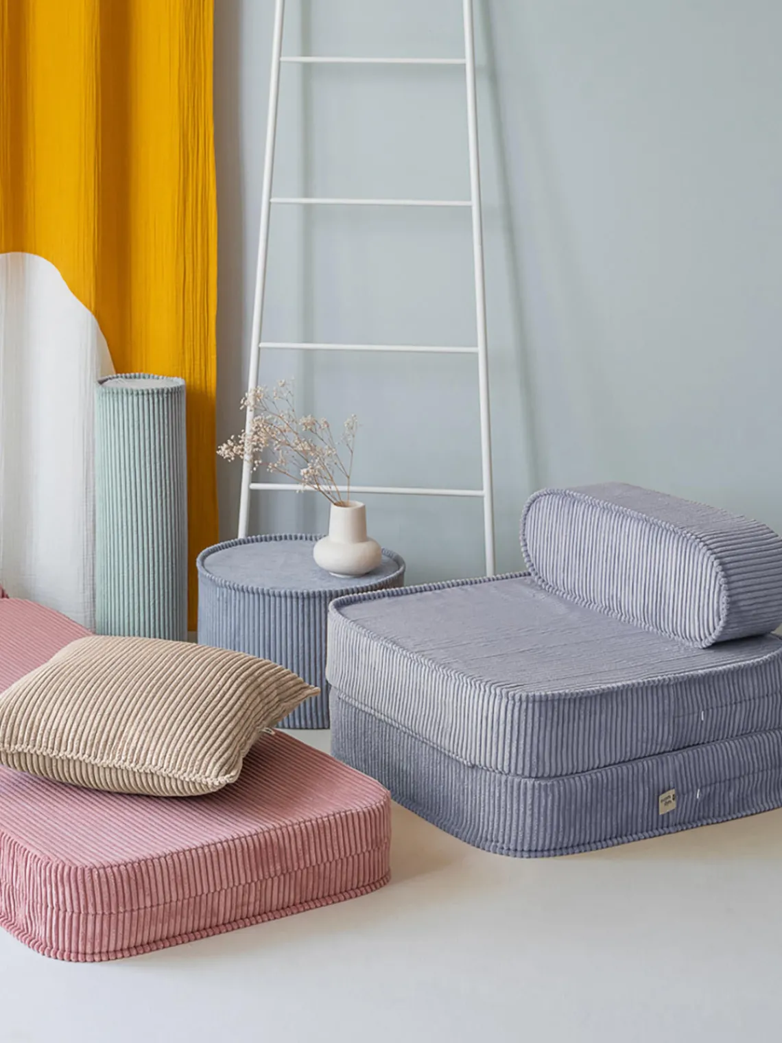Hot Wigiwama Fauteuil pliant en velours côtelé pour enfant Sugar Velours côtelé gris-bleu