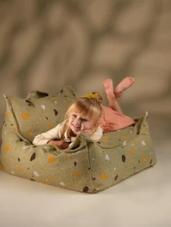 Sale Wigiwama Fauteuil poire en bouclette pour enfants fait main Sugar Bouclette vert olive, aspect terrazzo