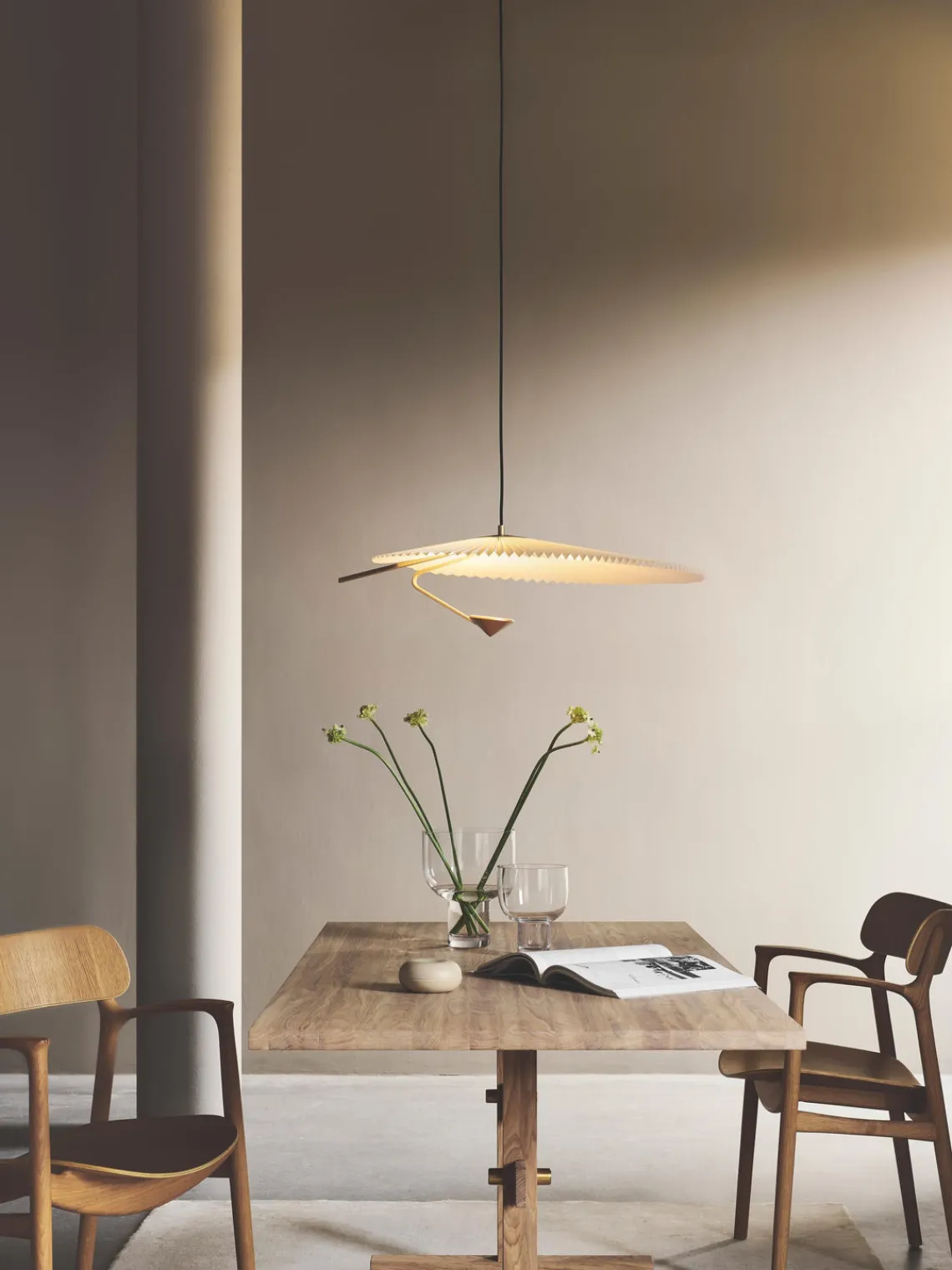New Gejst Grande suspension LED Liris, intensité lumineuse variable Blanc, doré