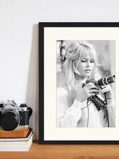 Fashion Any Image Impression numérique encadrée Brigitte With Her Camera