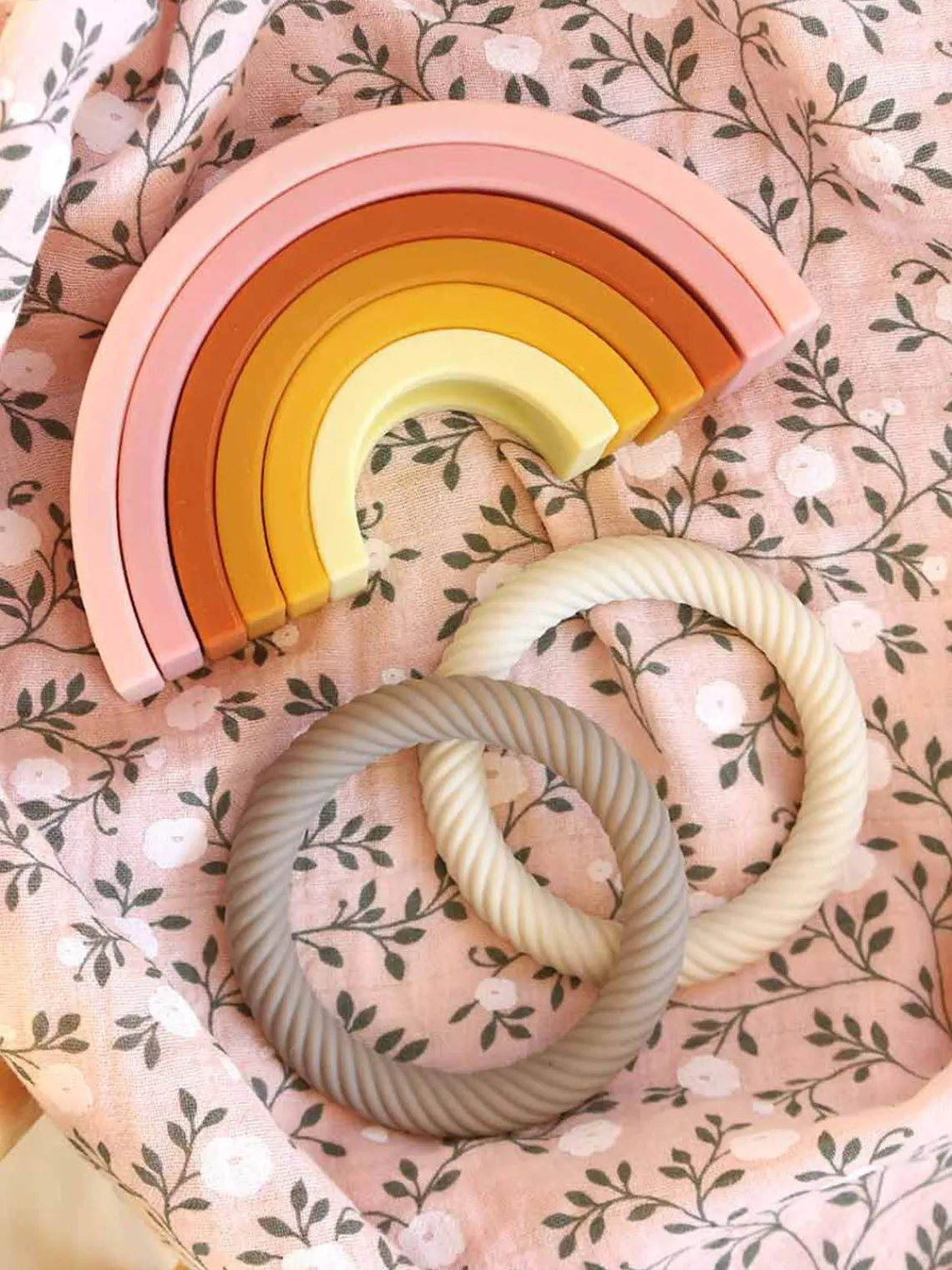 Clearance A Little Lovely Company Jouet à empiler Rainbow Tons roses, jaunes et orangés