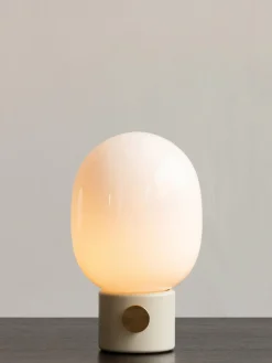 Sale Audo Copenhagen Lampe à poser avec port USB JWDA, intensité lumineuse variable Blanc, beige clair, doré