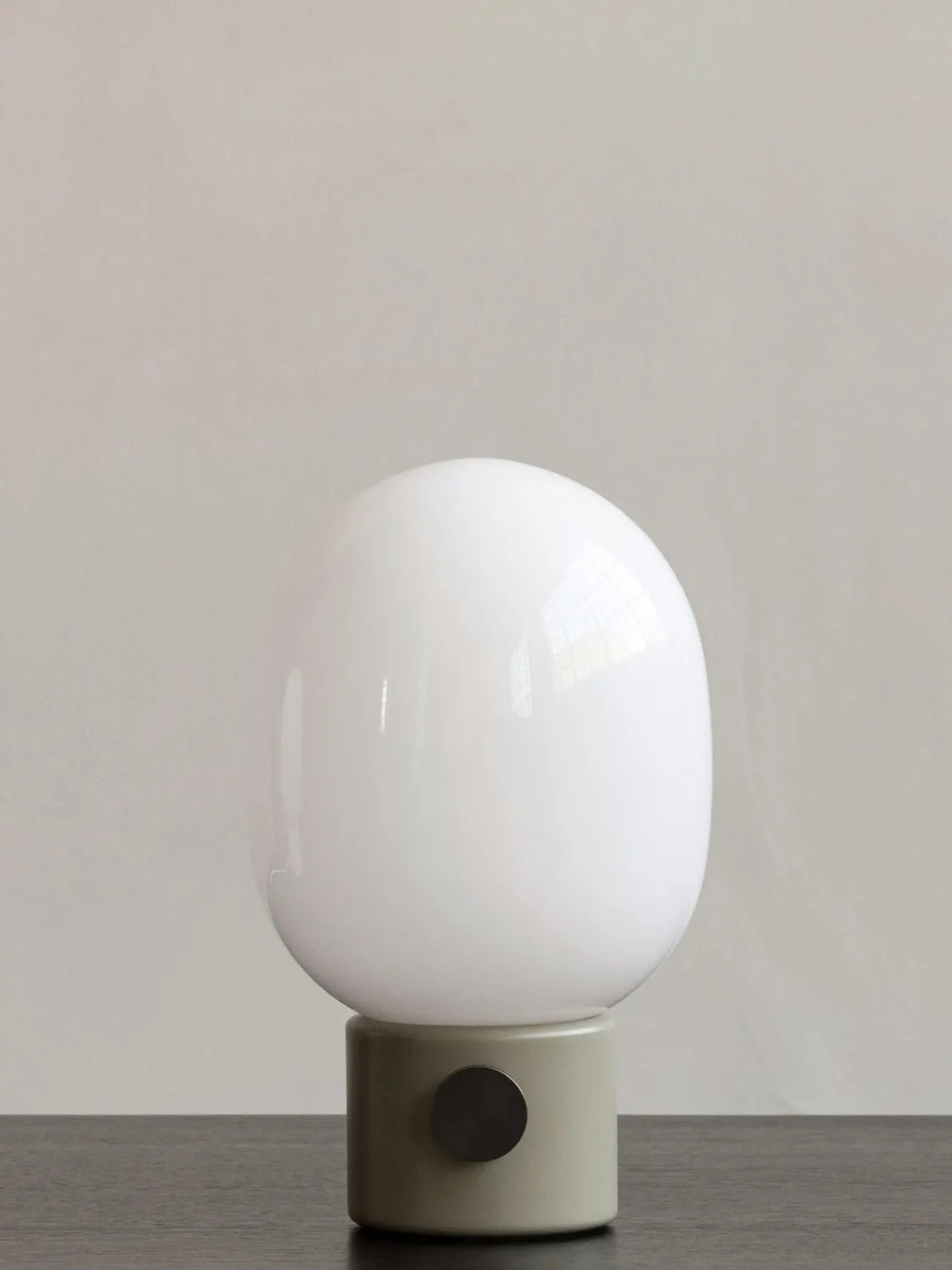 Fashion Audo Copenhagen Lampe à poser avec port USB JWDA, intensité lumineuse variable Blanc, vert sauge, noir