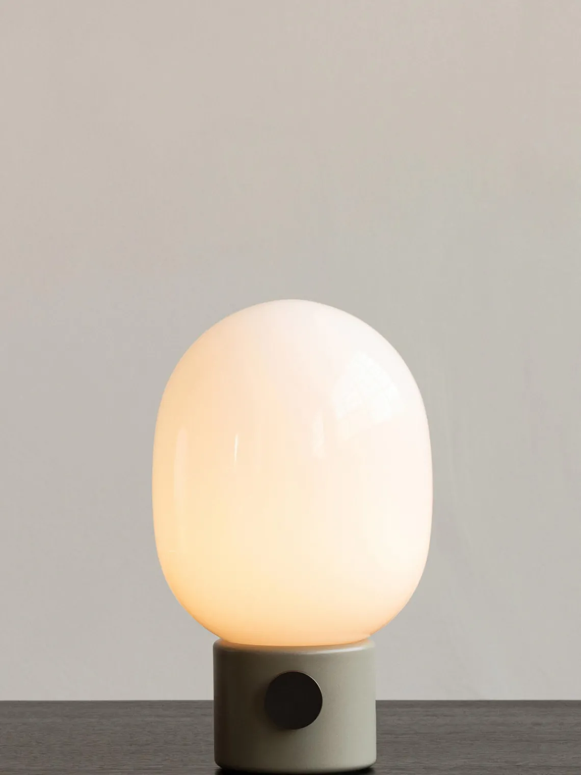 Fashion Audo Copenhagen Lampe à poser avec port USB JWDA, intensité lumineuse variable Blanc, vert sauge, noir