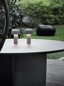 Outlet Flos Lampe à poser LED Bellhop, intensité lumineuse variable Gris, haute brillance