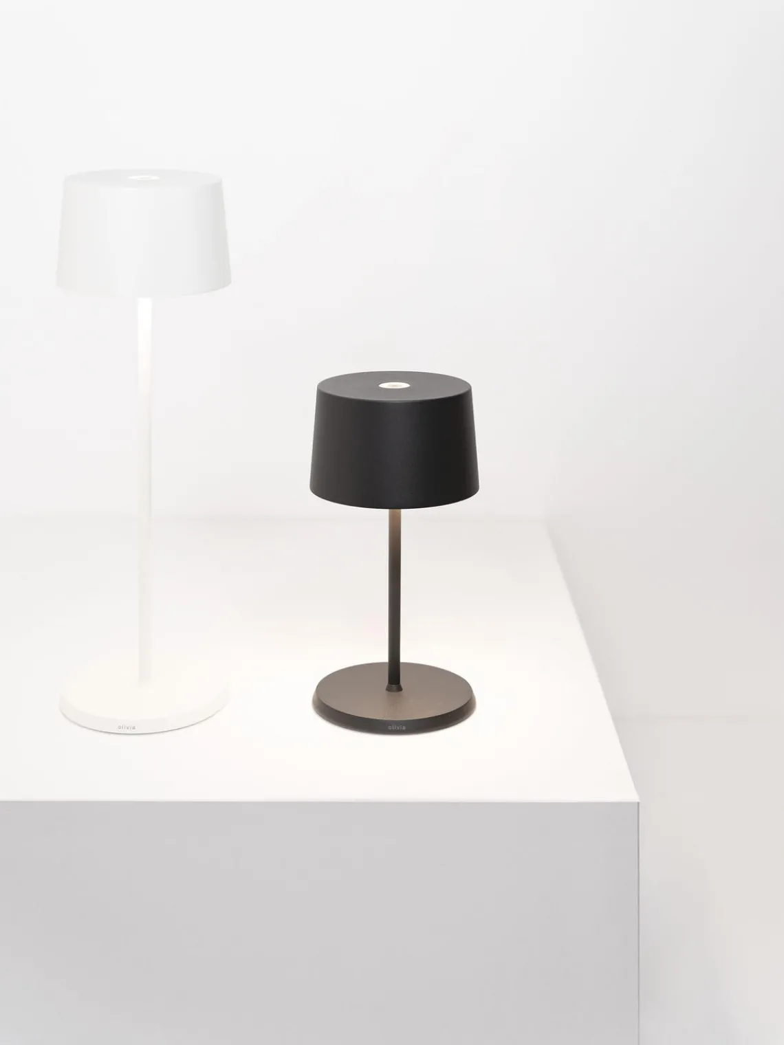 New zafferano Lampe à poser LED mobile Olivia Pro, intensité lumineuse variable Gris foncé