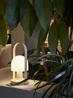 Fashion Marset Lampe à poser LED mobile orientable FollowMe, intensité lumineuse variable Blanc, pêche