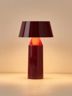 Discount Marset Lampe à poser LED mobile orientable Bicoca, intensité lumineuse variable Lie de vin haute brillance, rouge corail