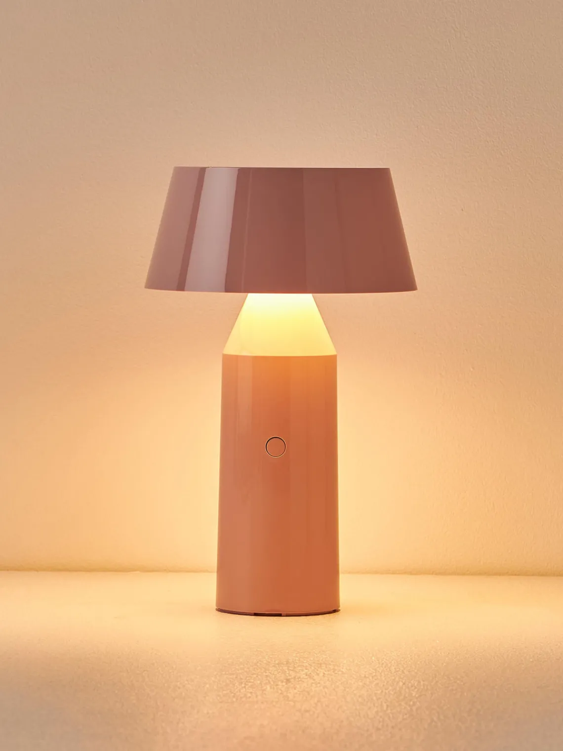 Hot Marset Lampe à poser LED mobile orientable Bicoca, intensité lumineuse variable Rose pâle haute brillance, blanc cassé