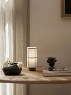 Sale Audo Copenhagen Lampe à poser mobile fabriquée à la main Hashira, à intensité variable
