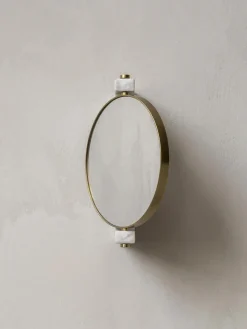 Outlet Audo Copenhagen Miroir de maquillage mural rond en marbre Pepe Gris clair marbré, laiton