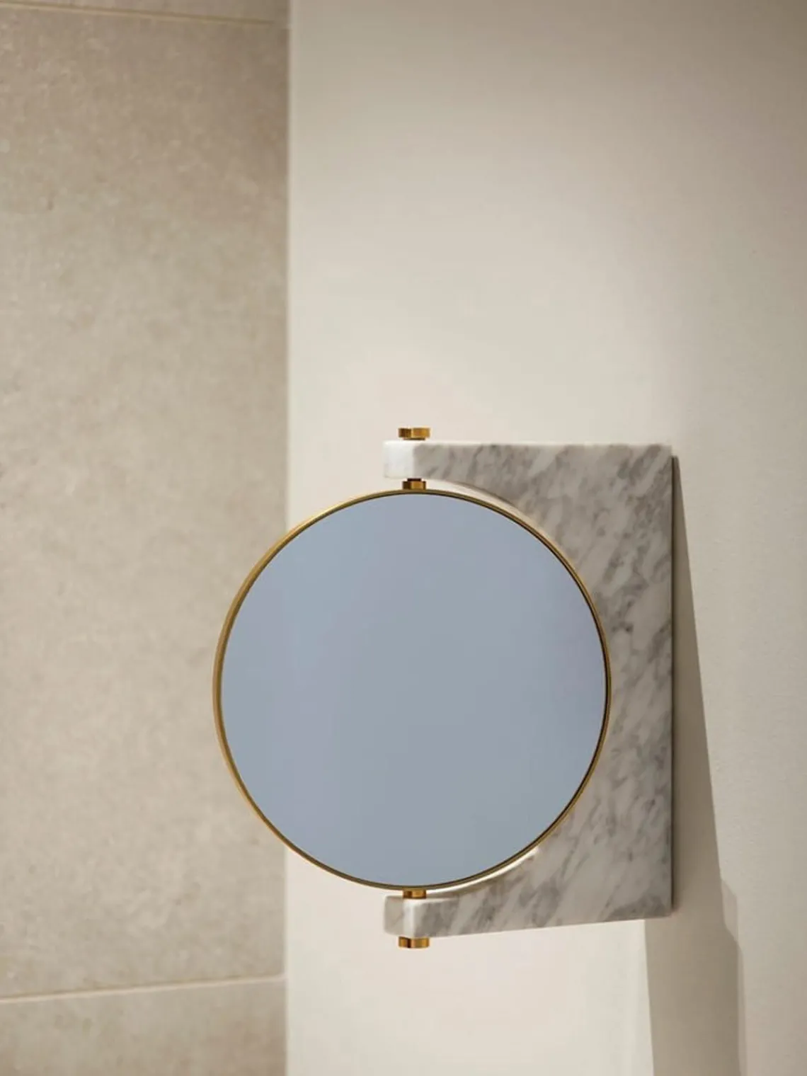 Outlet Audo Copenhagen Miroir de maquillage mural rond en marbre Pepe Gris clair marbré, laiton