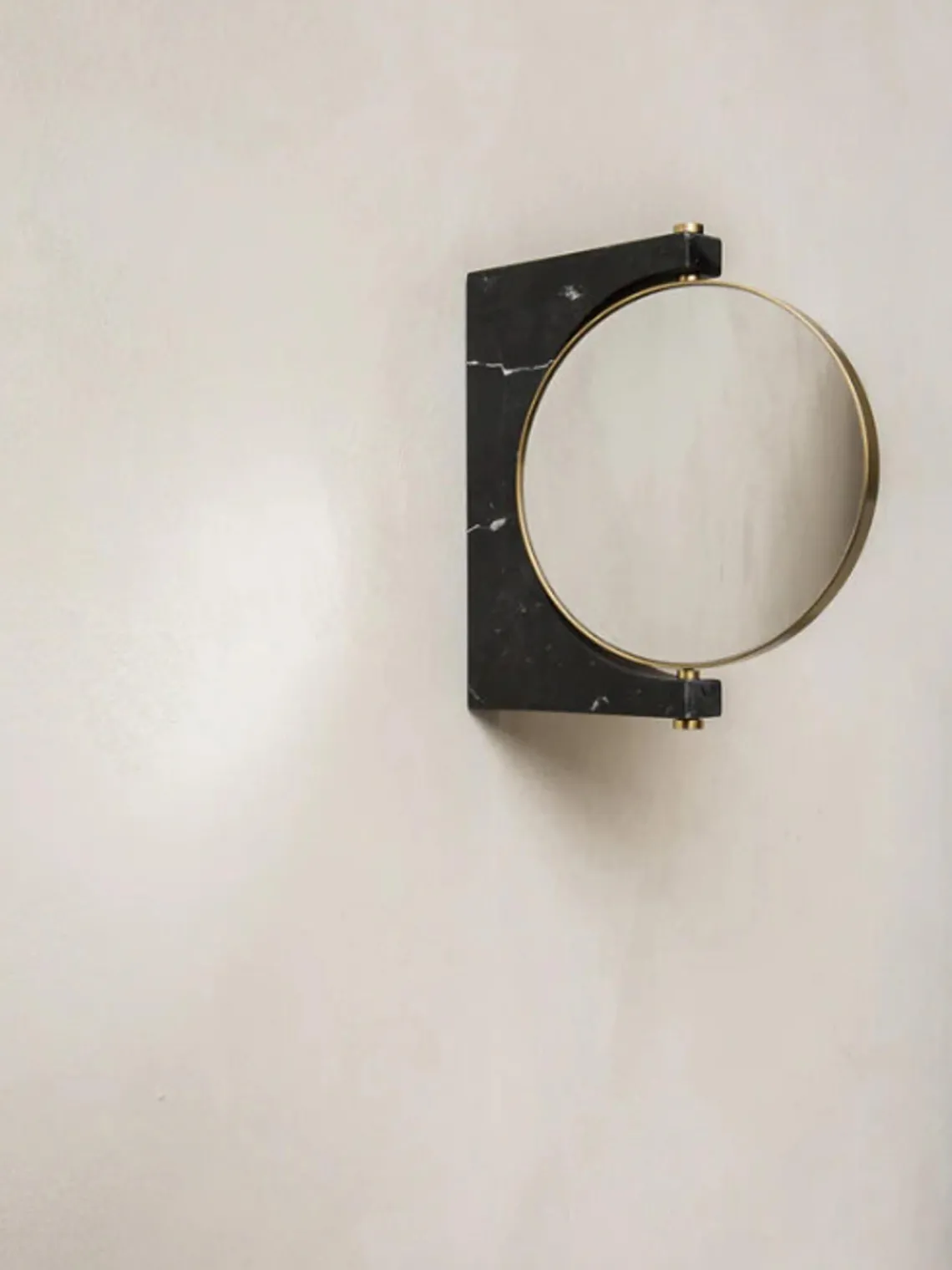 Best Audo Copenhagen Miroir de maquillage mural rond en marbre Pepe Noir marbré, laiton
