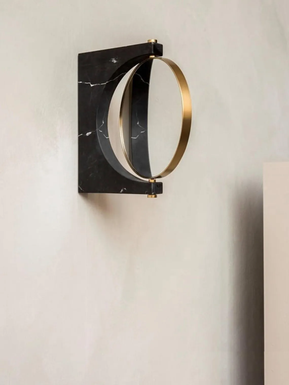 Best Audo Copenhagen Miroir de maquillage mural rond en marbre Pepe Noir marbré, laiton