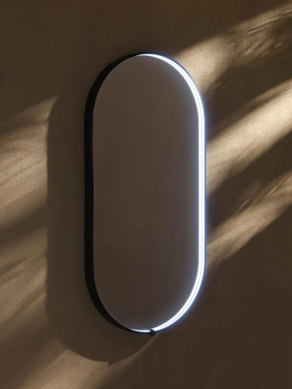 Outlet Vanita&Casa Miroir mural LED ovale Avior Noir