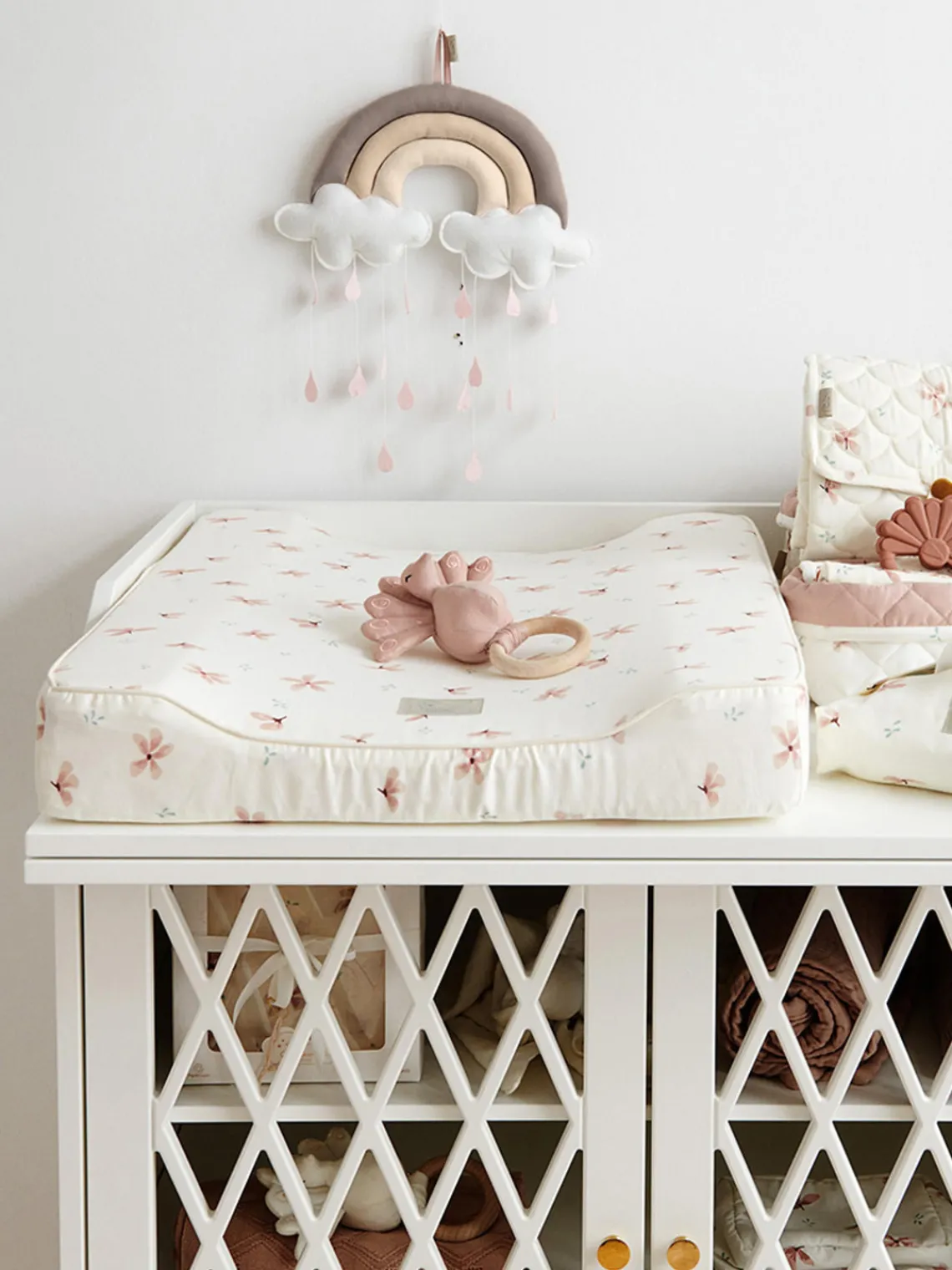 Sale Cam Cam Copenhagen Mobile coton bio Rainbow Rose, blanc