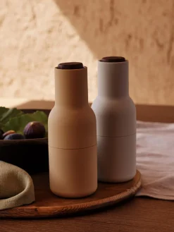 Clearance Audo Copenhagen Moulin à sel et à poivre design avec couvercle en noyer Bottle Grinder, 2 élém. Pêche, vieux rose, bois de noyer