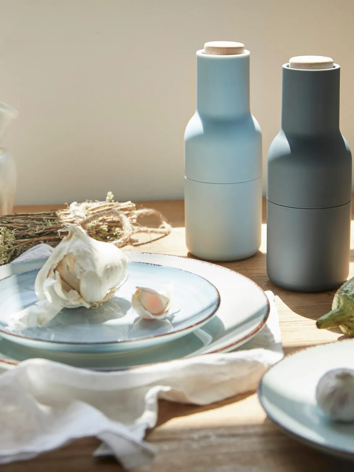 New Audo Copenhagen Moulin à sel et à poivre design avec couvercle en hêtre Bottle Grinder, 2 élém. Bleu foncé, bleu ciel, bois de hêtre
