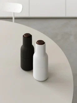Fashion Audo Copenhagen Moulin à sel et à poivre design avec couvercle en noyer Bottle Grinder, 2 élém. Blanc, gris foncé, bois de noyer