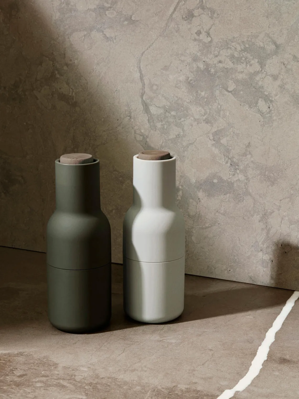 Clearance Audo Copenhagen Moulin à sel et à poivre design avec couvercle en noyer Bottle Grinder, 2 élém. Blanc cassé, vert olive, bois de noyer