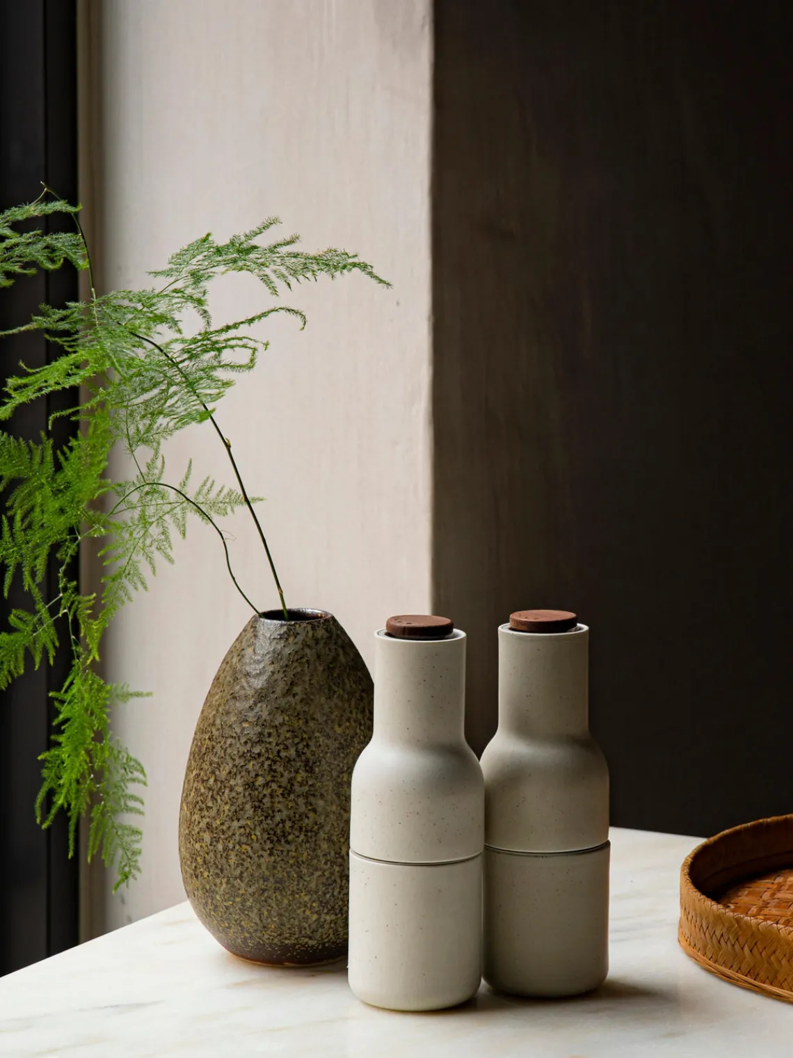 Clearance Audo Copenhagen Moulin à sel et à poivre design avec couvercle en noyer Bottle Grinder, 2 élém. Blanc cassé, vert olive, bois de noyer