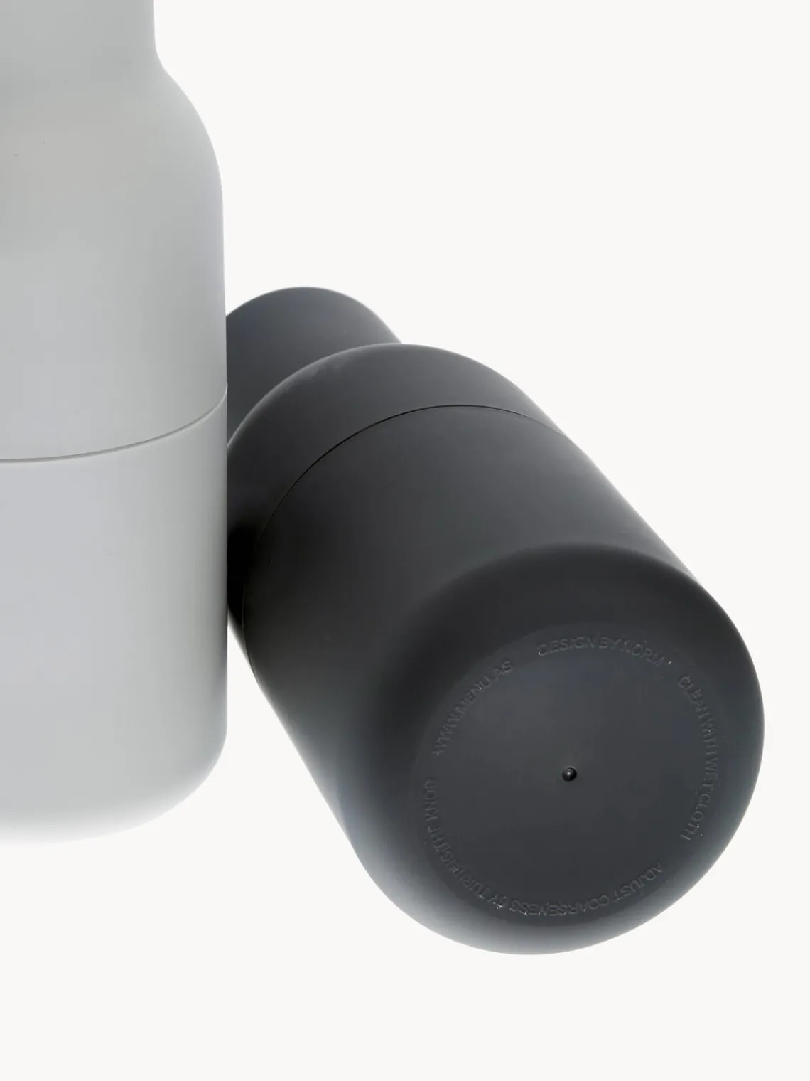 Clearance Audo Copenhagen Moulins à sel et à poivre design avec couvercle en acier inoxydable Bottle Grinder, 2 élém. Anthracite, gris clair, argenté